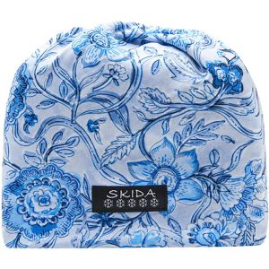 A blue and white beanie hat with a floral pattern on it. A black label with white text says "Skida".